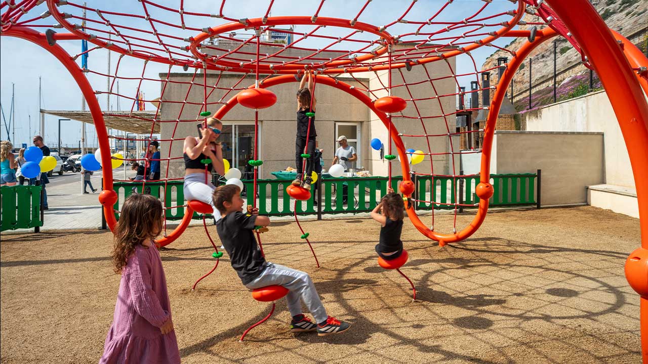 Parque infantil en el puerto de El Garraf