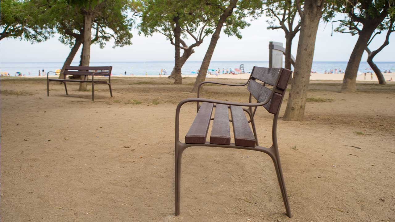 Bancos CITIZEN ECO delante de la playa de Mataró